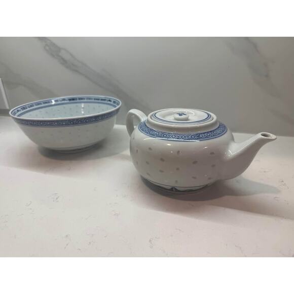 Vintage Chinese Rice Grain Blue and White Set - Teapot With Lid & Serving Bowl - Picture 4 of 6